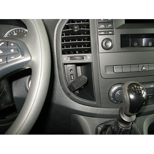 Houder - Brodit ProClip - Mercedes Benz Vito 2015-2023 Center mount ( handgeschakeld) Houder - Brodit ProClip - Mercedes Benz Vito 2015-2023 Center mount ( handgeschakeld)