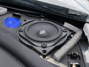 Tesla model 3 voor speakers vervangen