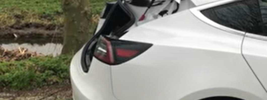 Tesla Model 3 - Voor en achterklep veren vervangen