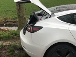 Tesla Model 3 - Voor en achterklep veren vervangen