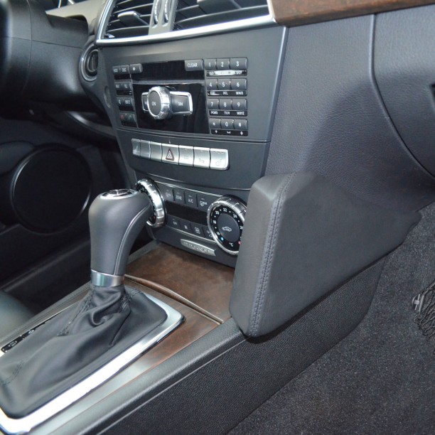 Houder - Kuda Mercedes Benz C-Klasse (W204) 04/2010-2014 Kleur: Zwart Houder - Kuda Mercedes Benz C-Klasse (W204) 04/2010-2014 Kleur: Zwart