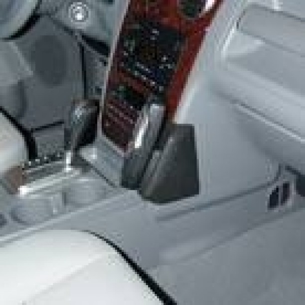 Houder - Kuda Ford Freestyle 2005-2007 Kleur: Zwart Houder - Kuda Ford Freestyle 2005-2007 Kleur: Zwart