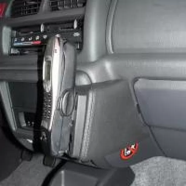 Houder - Kuda Suzuki Jimny 12/2001-03/2005 Kleur: Zwart Houder - Kuda Suzuki Jimny 12/2001-03/2005 Kleur: Zwart