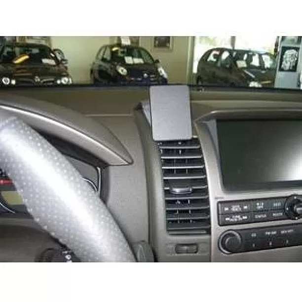 Houder - Brodit ProClip - Nissan Frontier/ King Cab/ Navara/ Pathfinder Center mount Houder - Brodit ProClip - Nissan Frontier/ King Cab/ Navara/ Pathfinder Center mount
