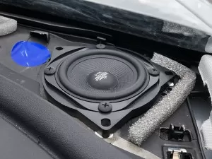 Tesla model 3 voor speakers vervangen