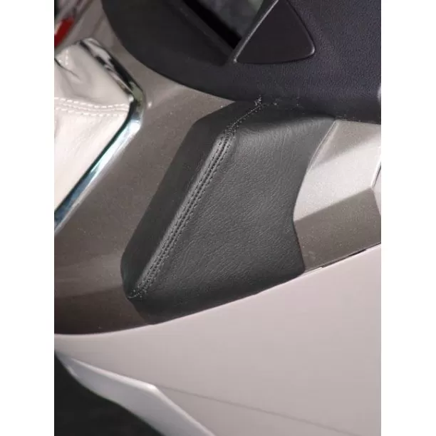 Houder - Kuda Mitsubishi Grandis 04/2004-2010 Kleur: Zwart Houder - Kuda Mitsubishi Grandis 04/2004-2010 Kleur: Zwart