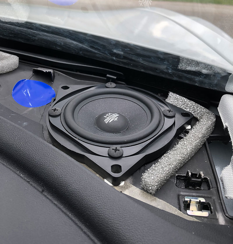 parfum Alarmerend Boost Tesla model 3 voor speakers vervangen